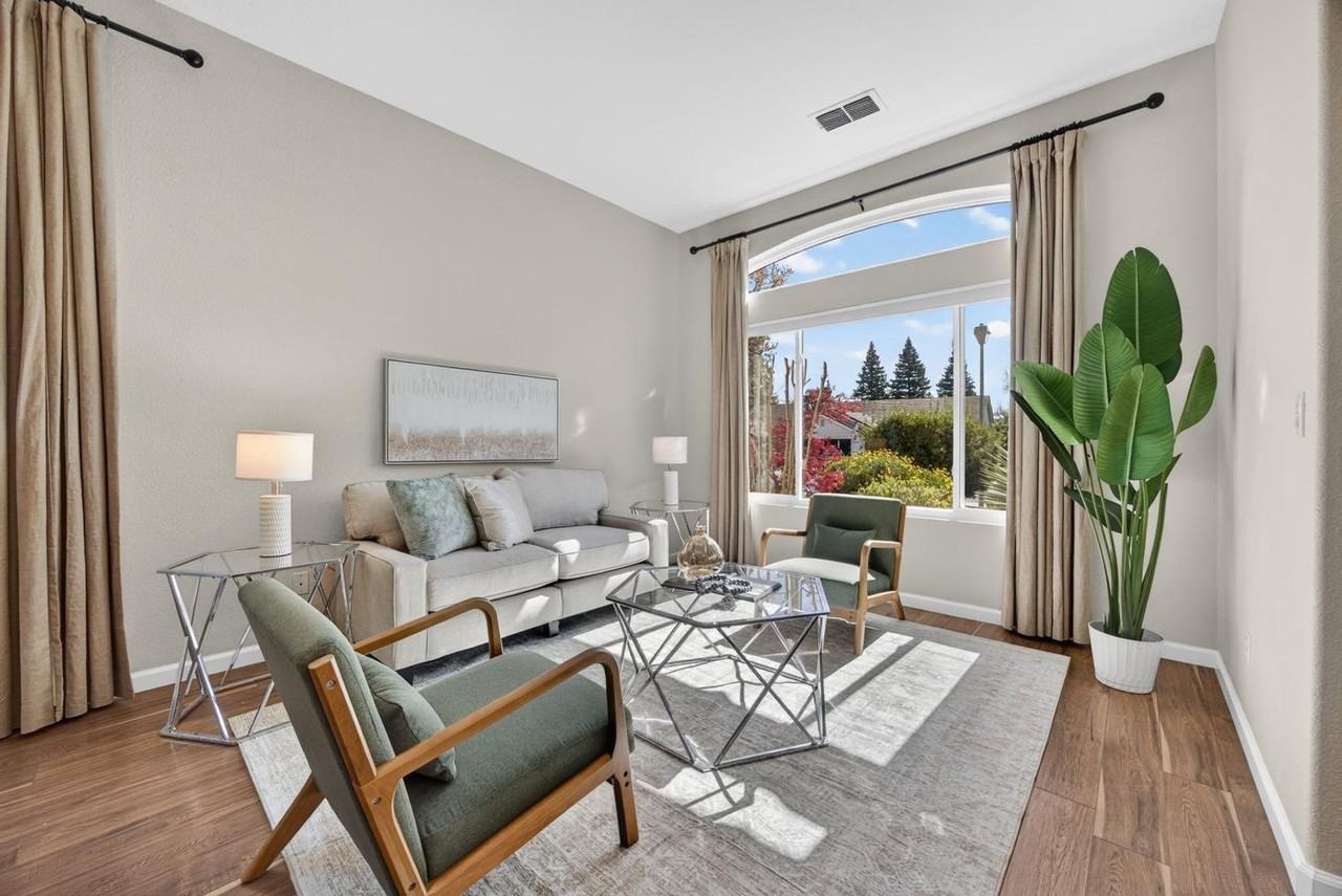 2726 Genesee Dr - Photo 4 of 33