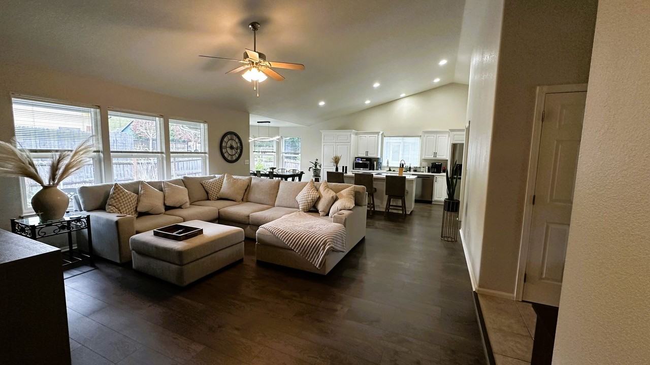 2409 Se Chinaberry Ave - Photo 4 of 14