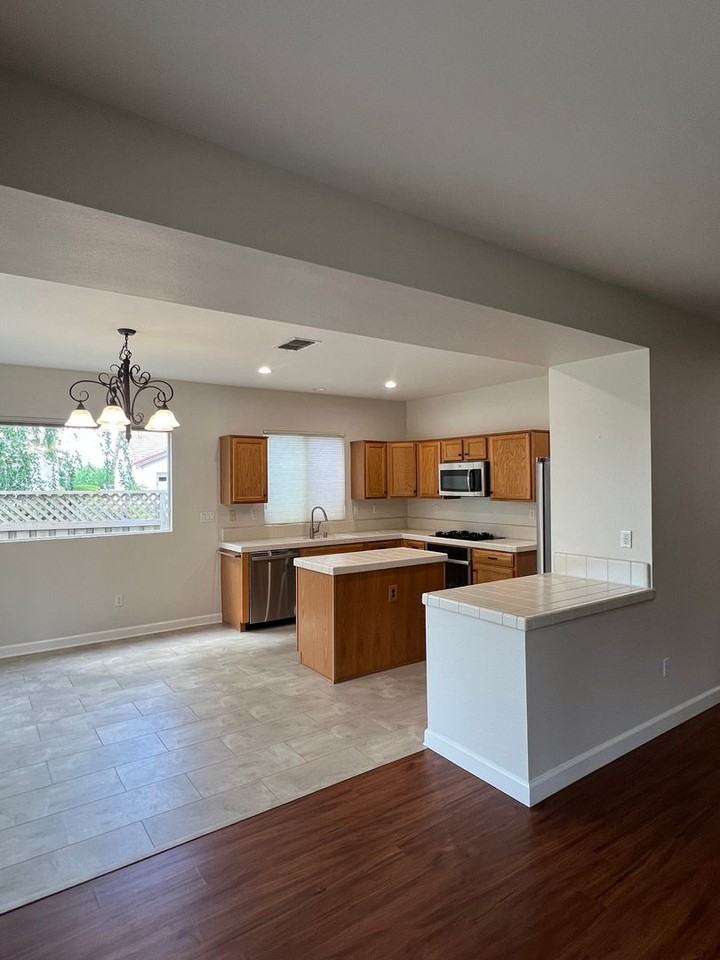 405 Lilypond Ln - Photo 3 of 23