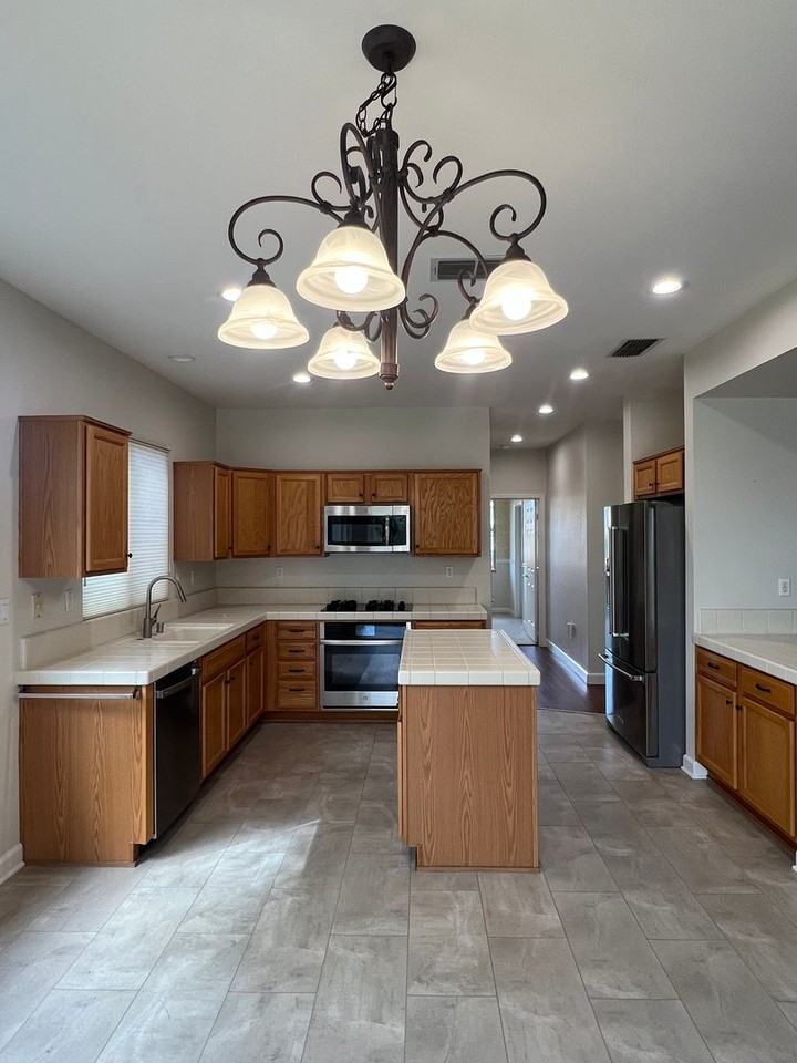 405 Lilypond Ln - Photo 4 of 23