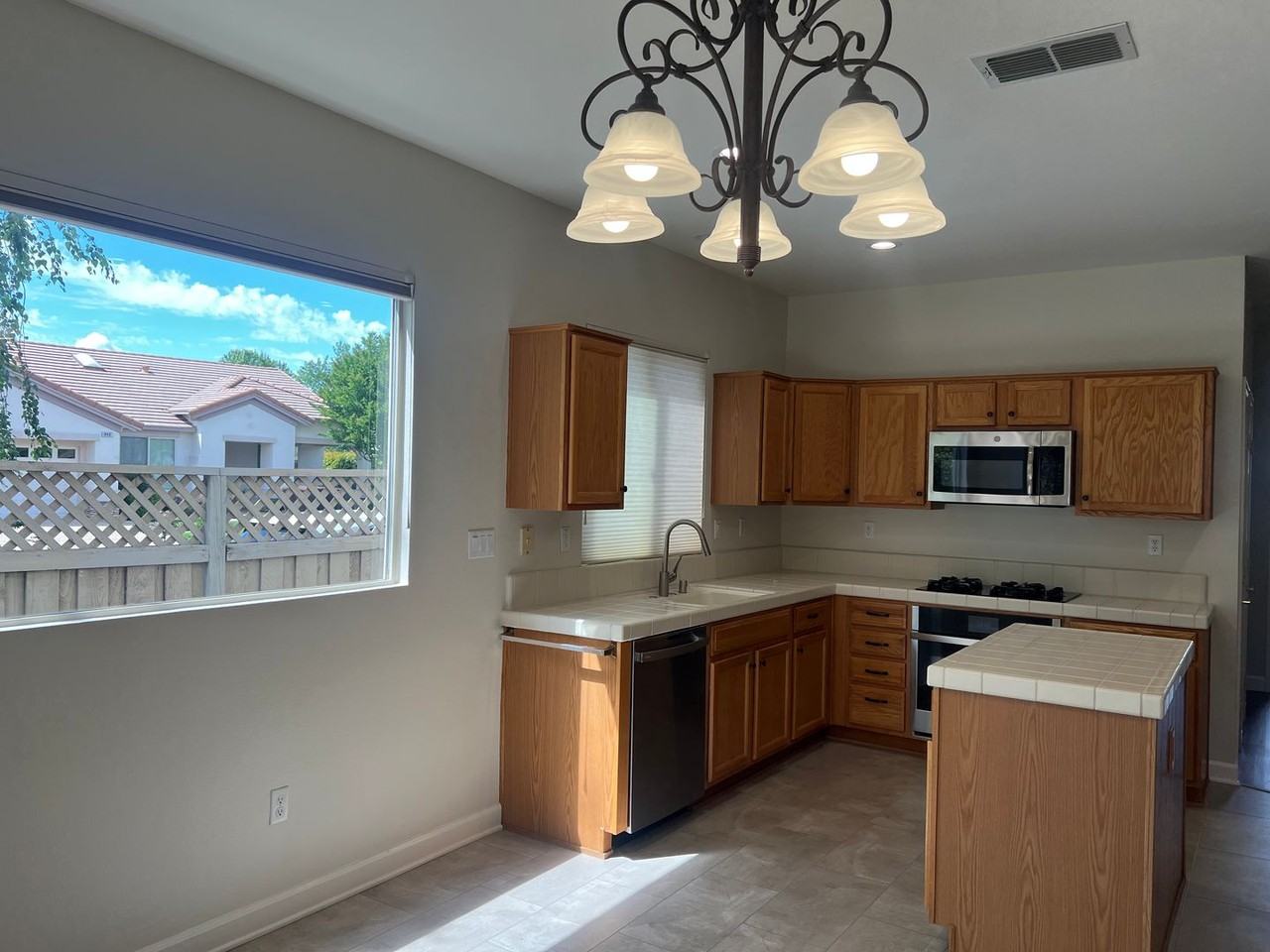 405 Lilypond Ln - Photo 5 of 23