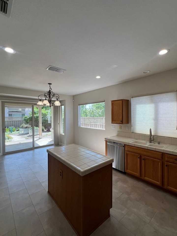 405 Lilypond Ln - Photo 6 of 23