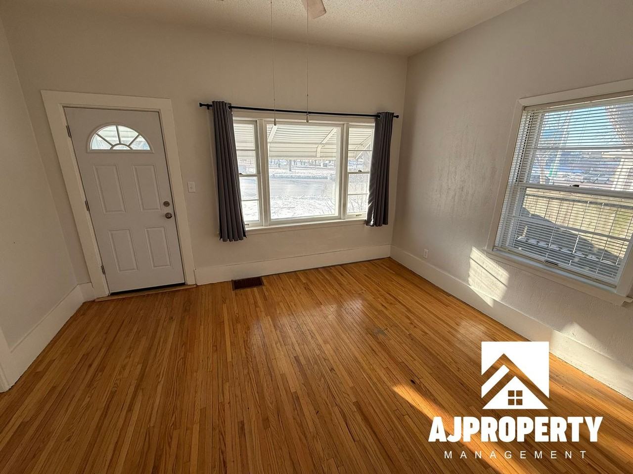 1612 S Cliff Ave - Photo 3 of 11