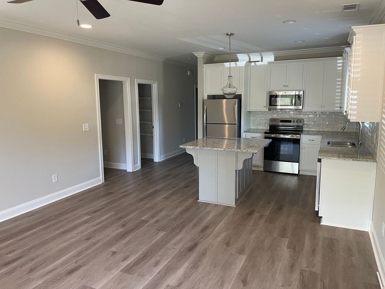 1300 Spring Dr - Photo 3 of 10