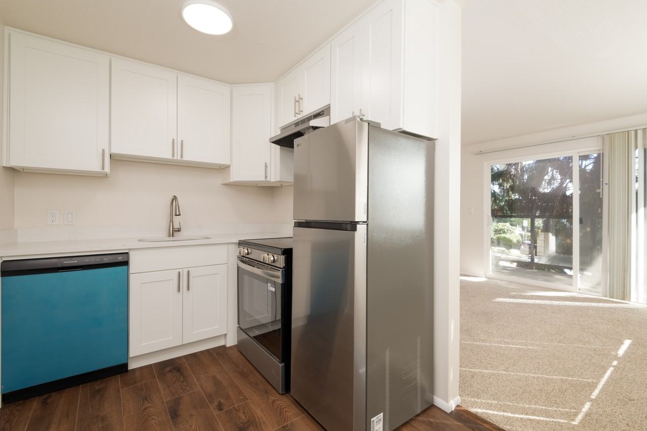 569 Lee St #4 - Photo 4 of 16