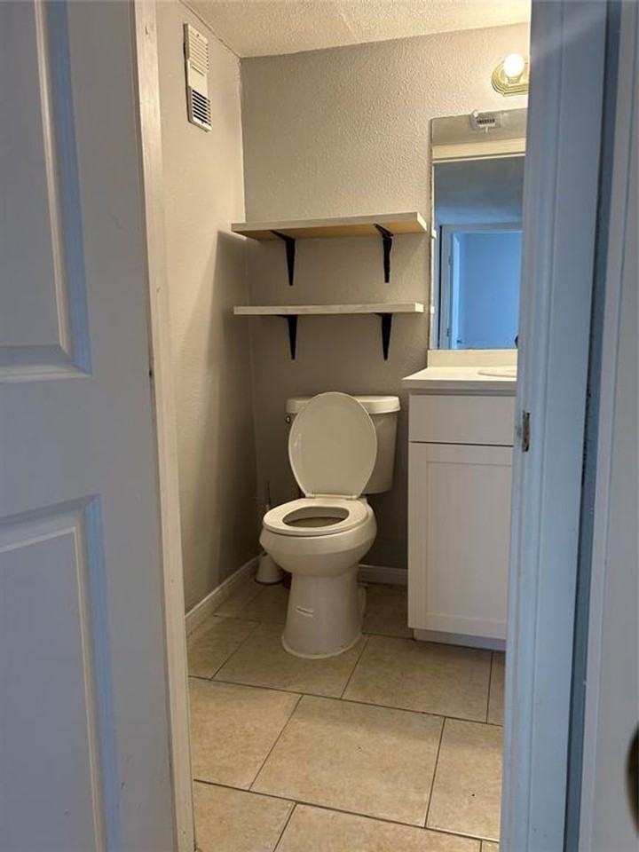 Plaza Verde Condos for Rent - Photo 3 of 11