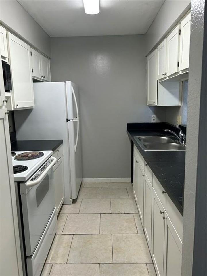 Plaza Verde Condos for Rent - Photo 6 of 11