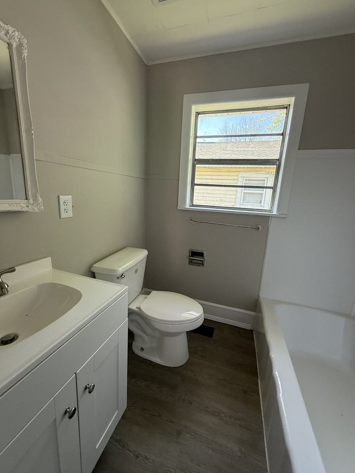 806 Gamma St S #1 - Photo 4 of 8