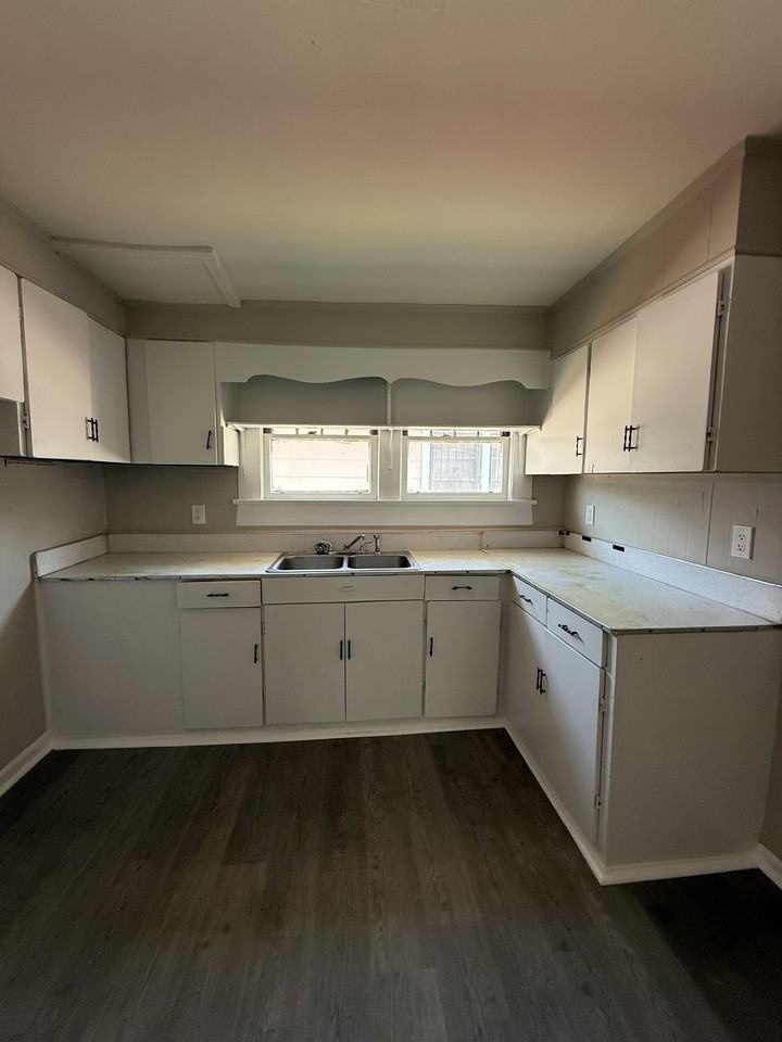 806 Gamma St S #1 - Photo 7 of 8