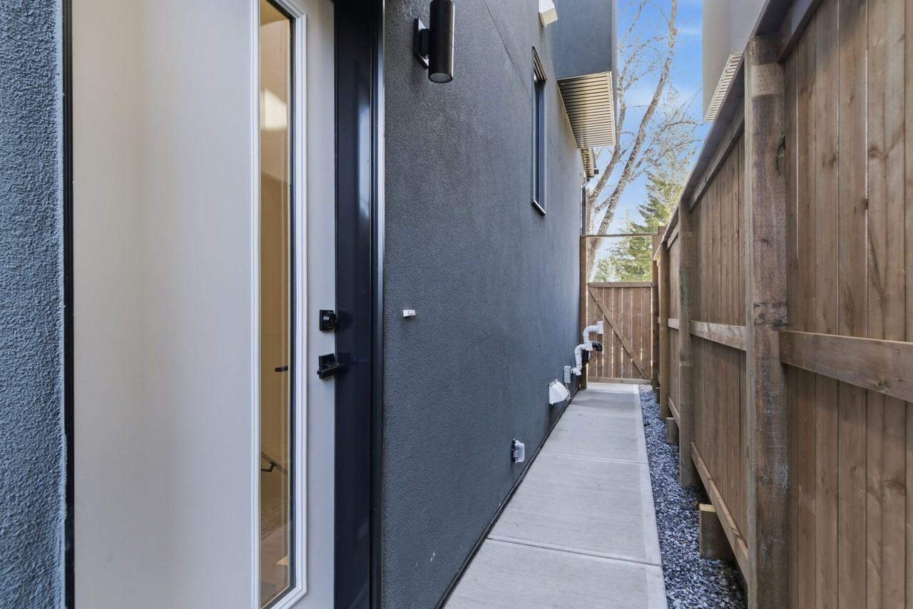 3517B 42 St Sw #1 - Photo 4 of 35