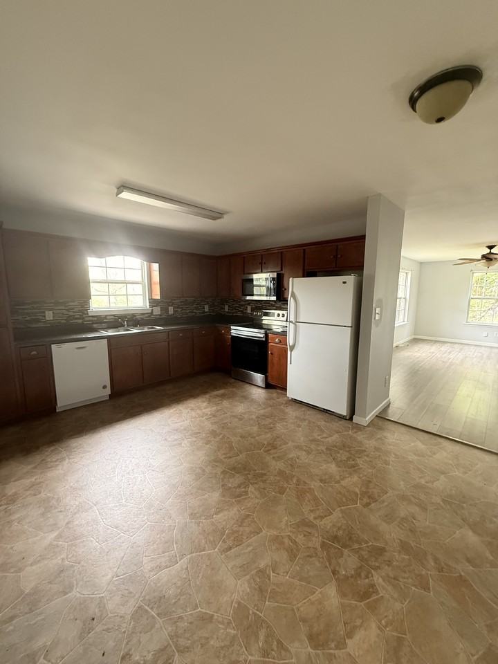 1405 Lee St Se #1 - Photo 6 of 8