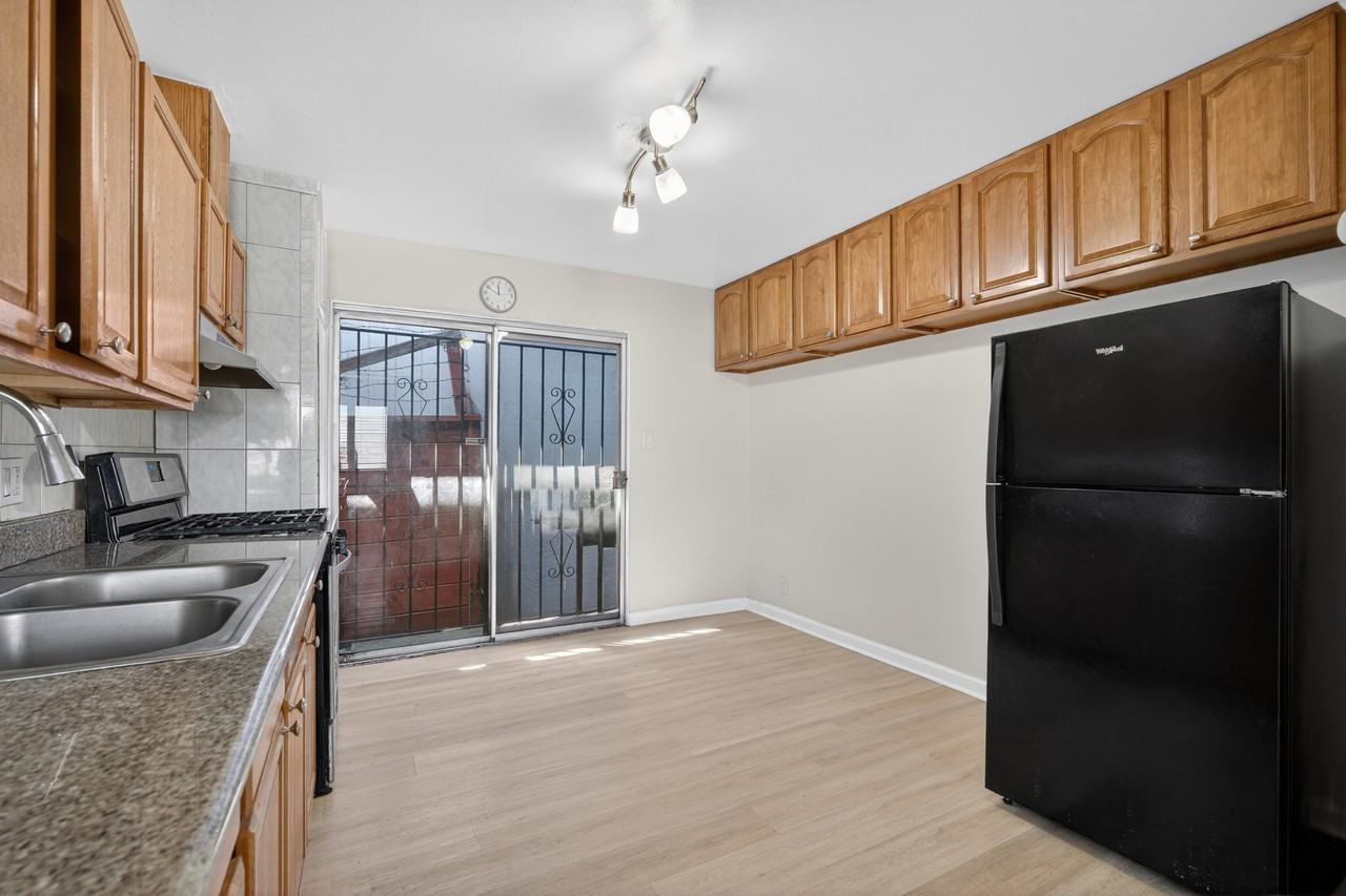 2046 Rutherford St #2 - Photo 7 of 10