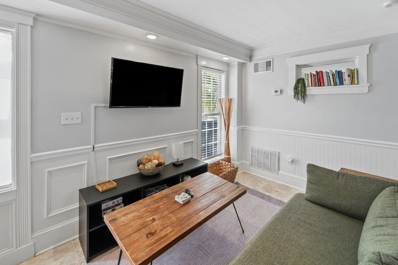 1010 E Victory Dr #1 - Photo 3 of 20