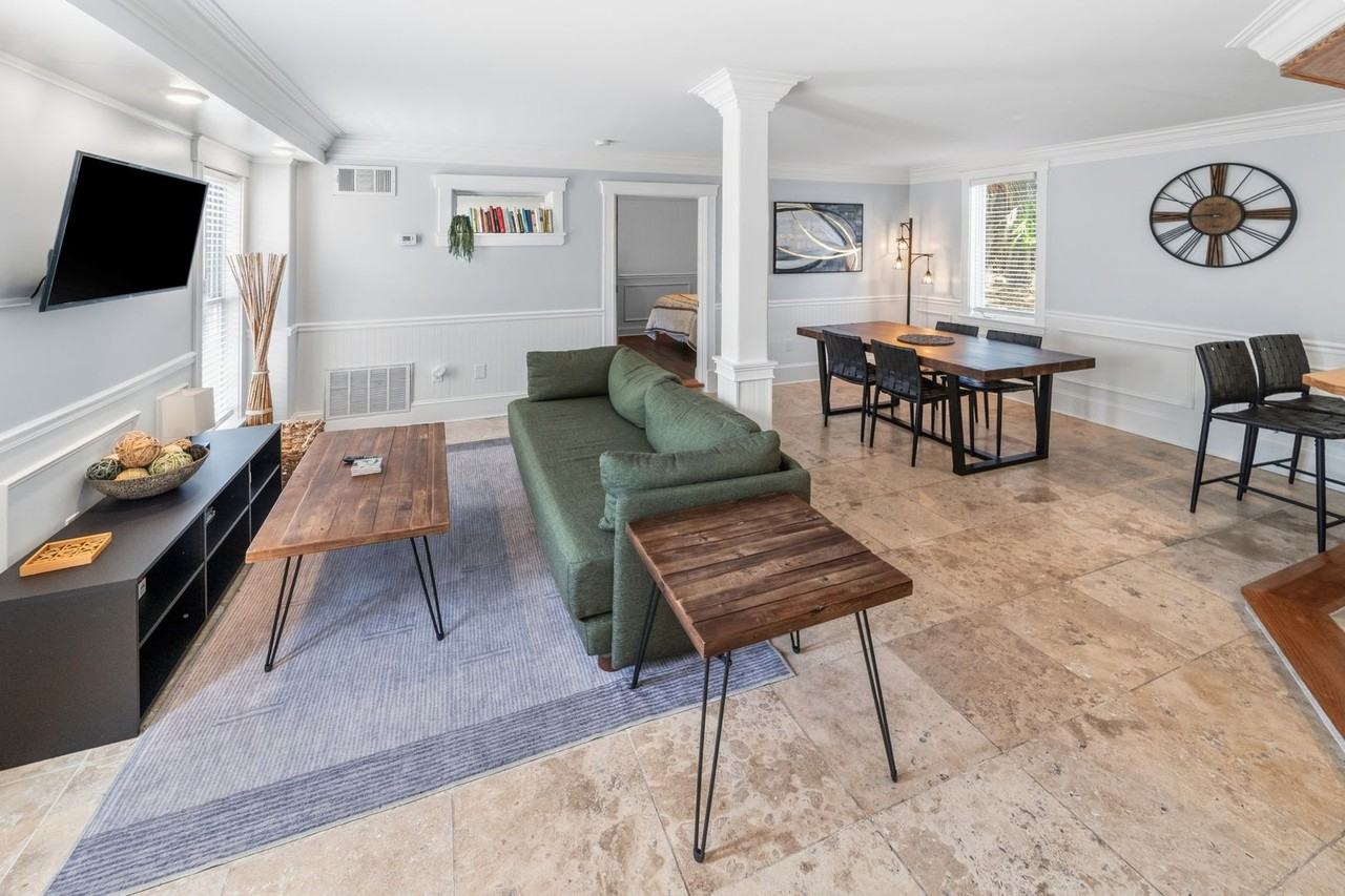 1010 E Victory Dr #1 - Photo 4 of 20