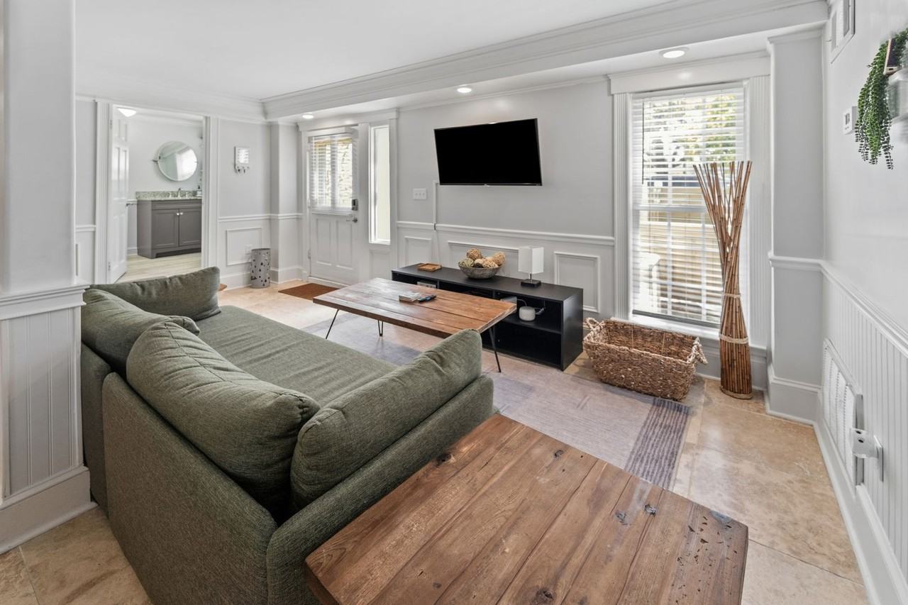 1010 E Victory Dr #1 - Photo 5 of 20