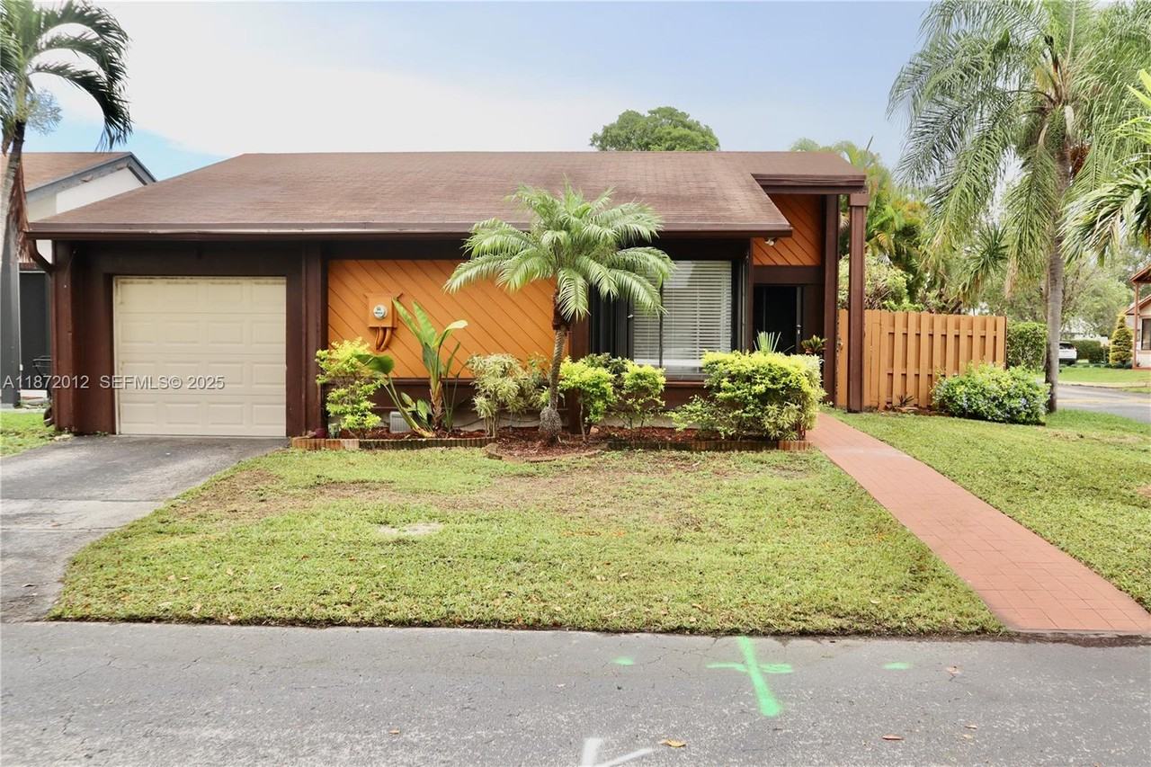 9730 Southwest 148th Avenue - Photo 6 of 13