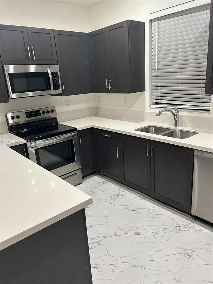 2831 Southwest 16th Terrace #2831 - Photo 2 of 33