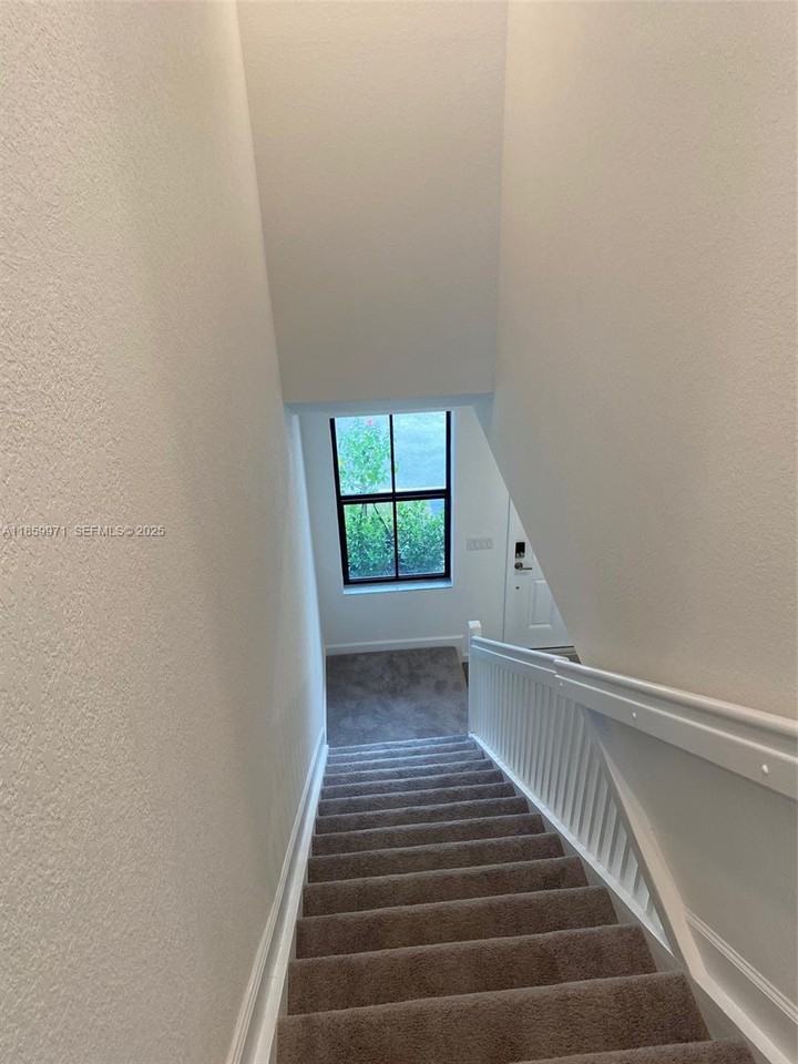 2831 Southwest 16th Terrace #2831 - Photo 5 of 33