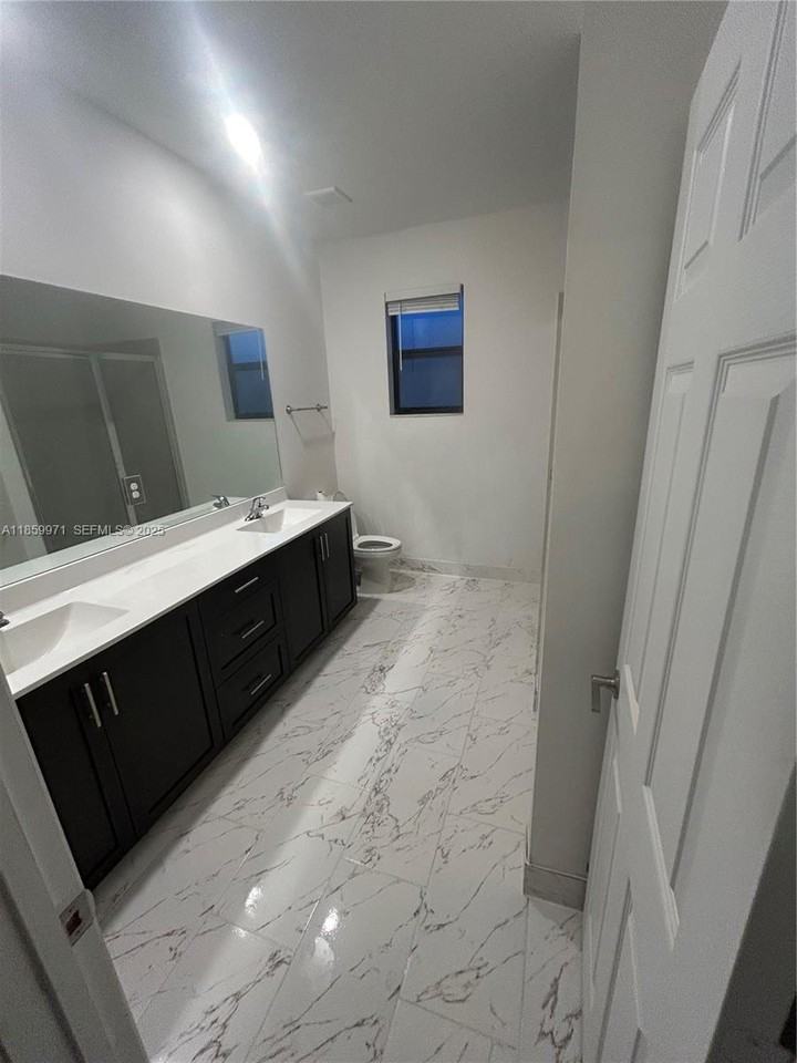 2831 Southwest 16th Terrace #2831 - Photo 7 of 33