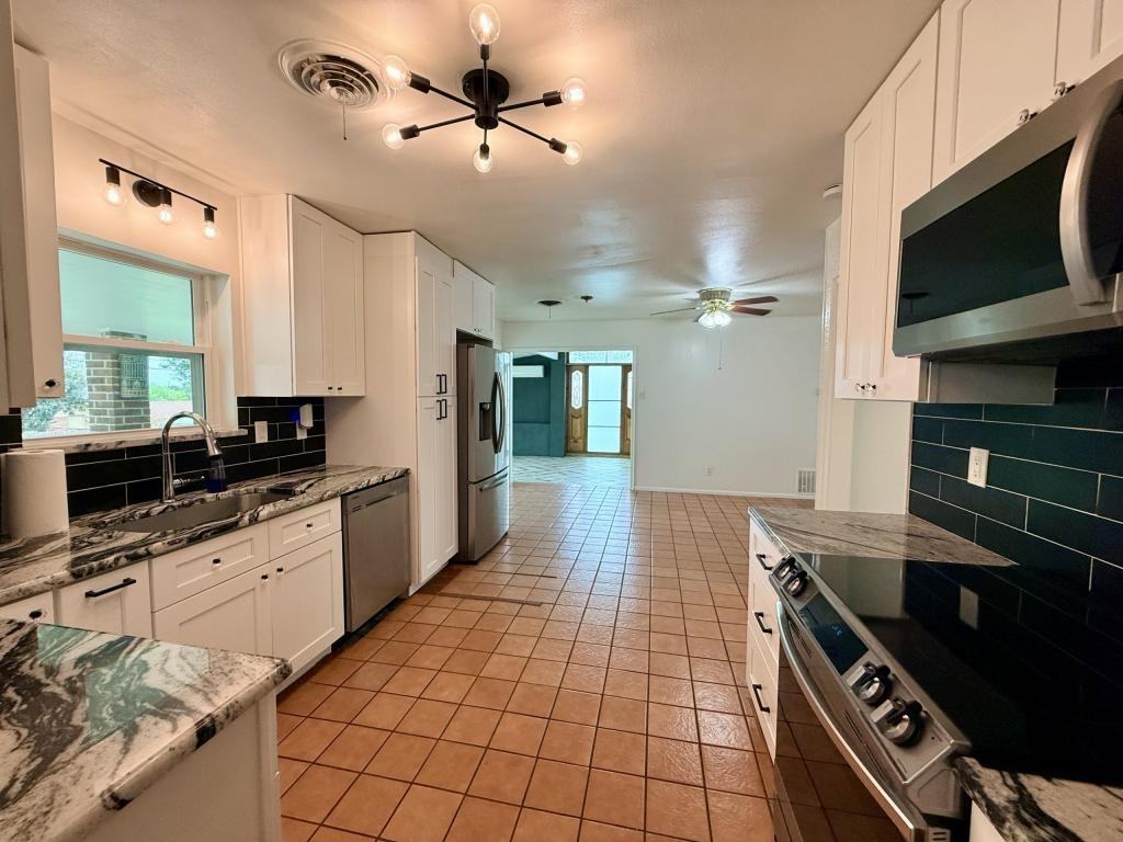 3807 Longridge Dr - Photo 6 of 20