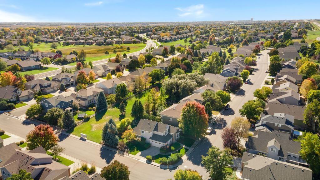 8100 Lighthouse Ln - Photo 7 of 35