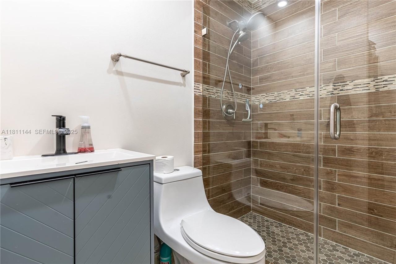 6931 Southwest 154th Court - Photo 4 of 32