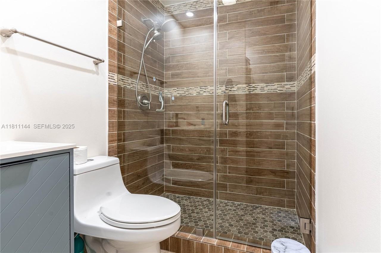 6931 Southwest 154th Court - Photo 3 of 32