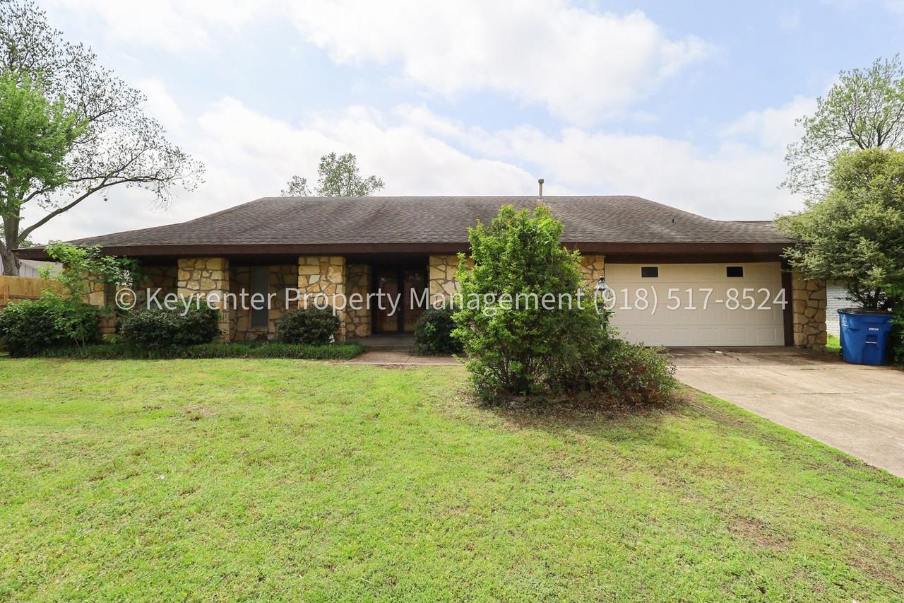 6828 E 47th St - Photo 2 of 39