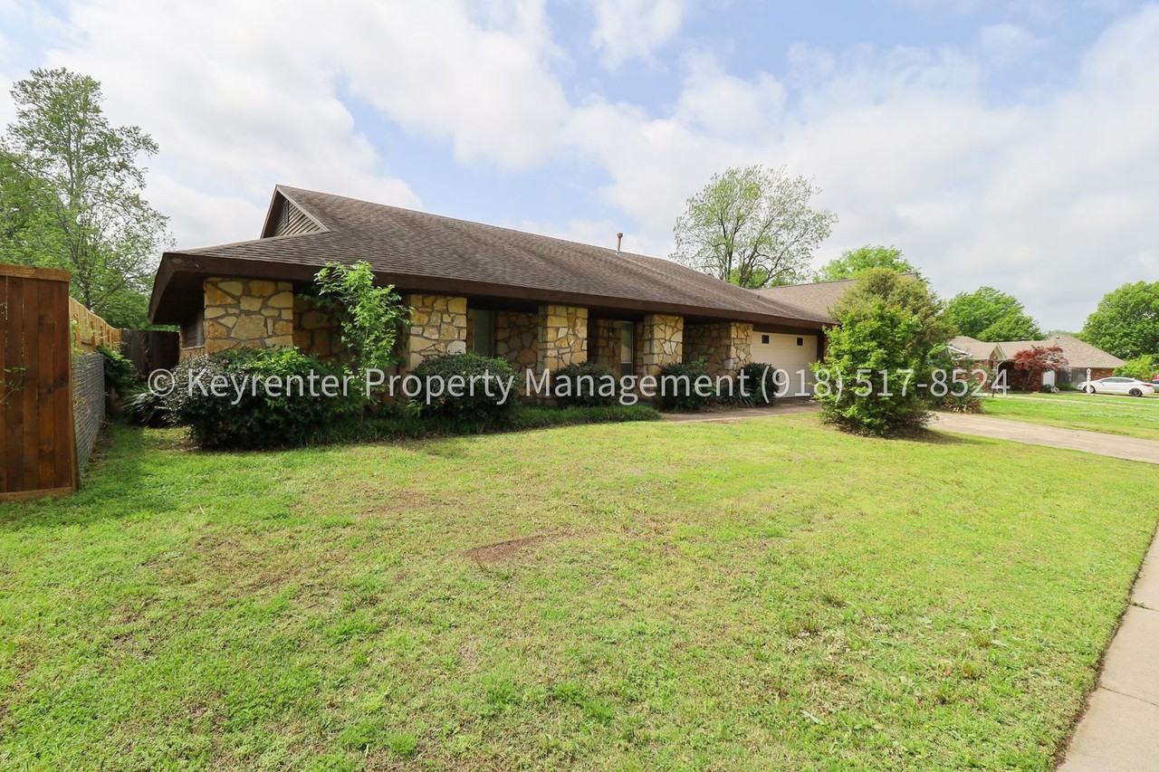 6828 E 47th St - Photo 3 of 39