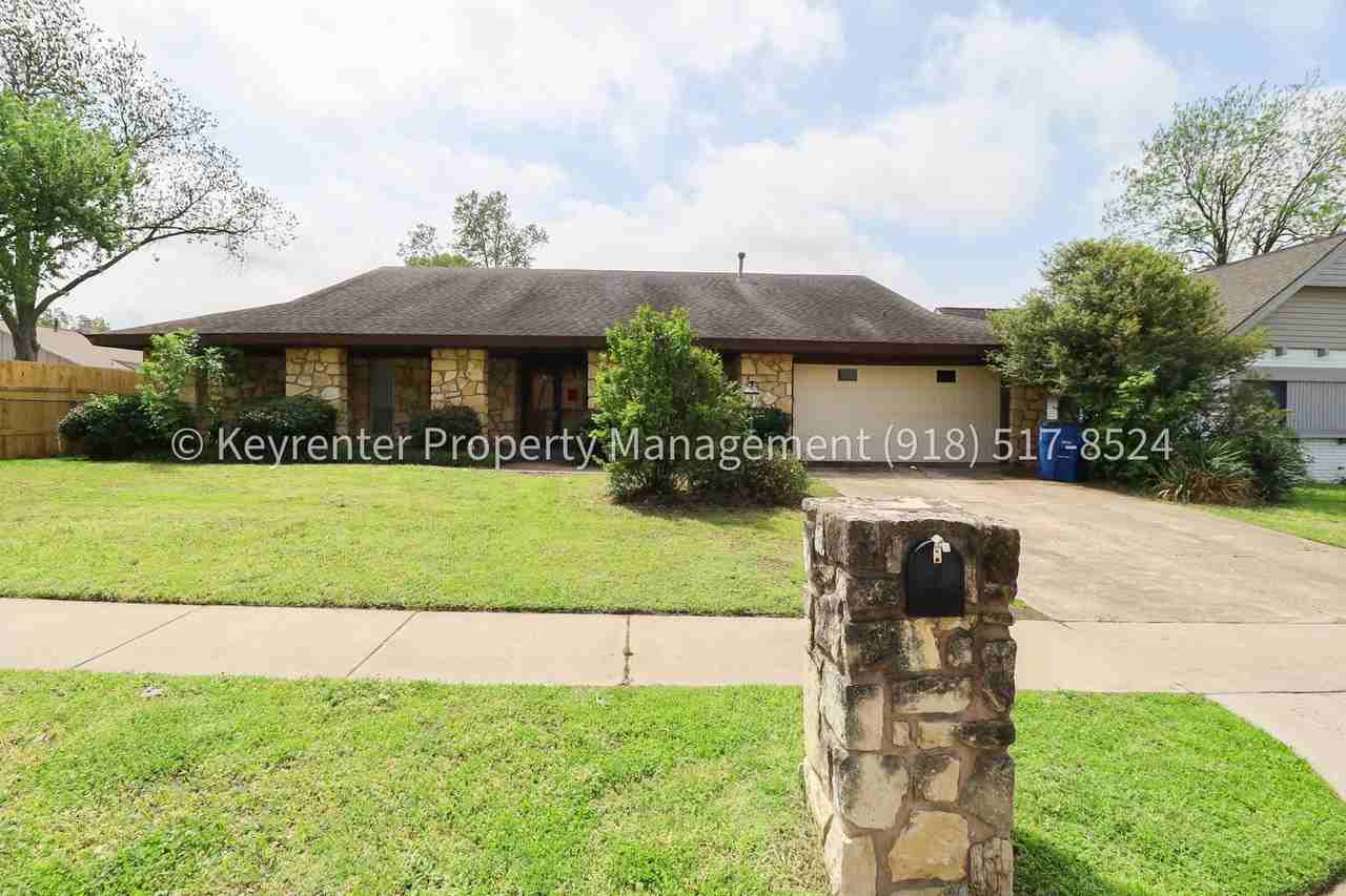 6828 E 47th St - Photo 4 of 39