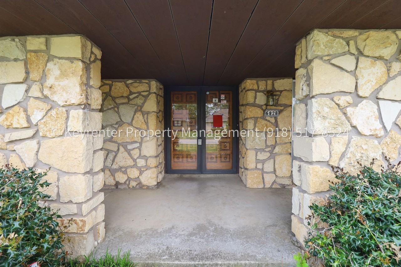 6828 E 47th St - Photo 5 of 39