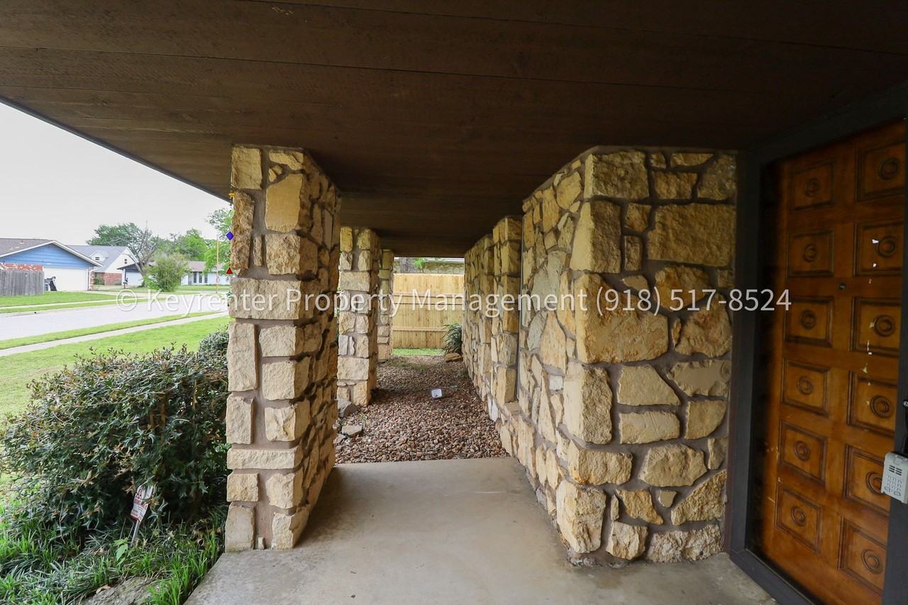 6828 E 47th St - Photo 6 of 39