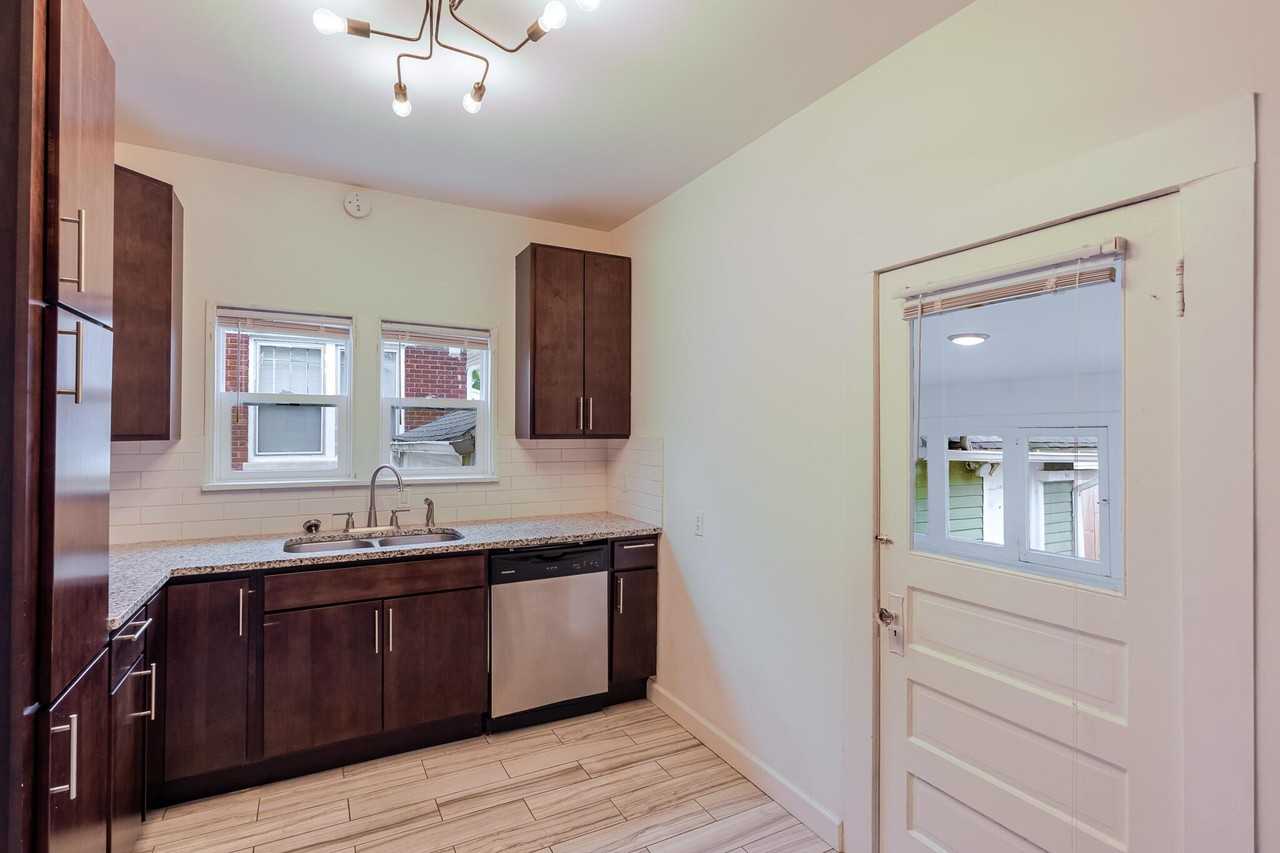 306 Brown St - Photo 4 of 19