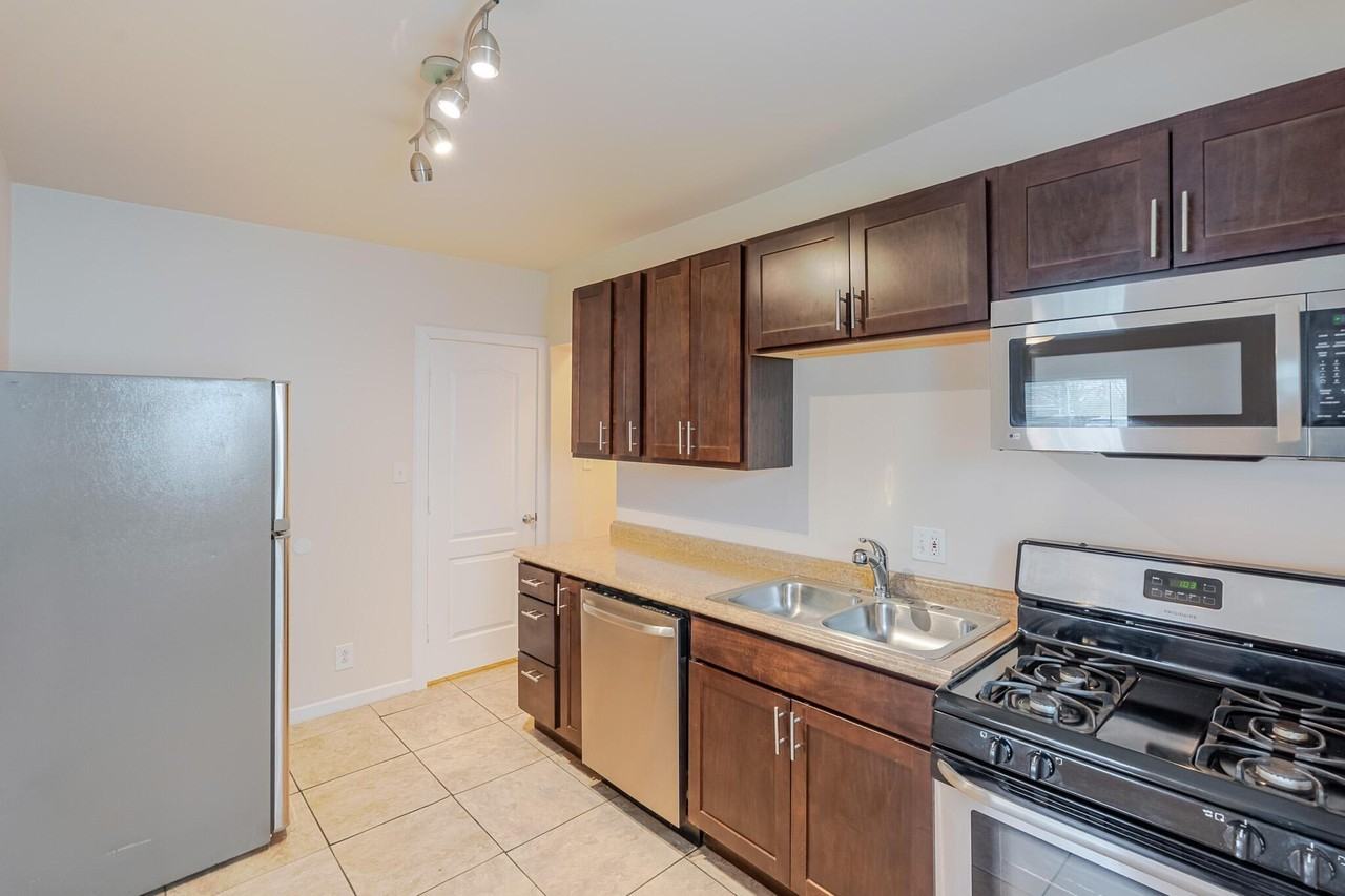 555 S Locust St #2 - Photo 5 of 8