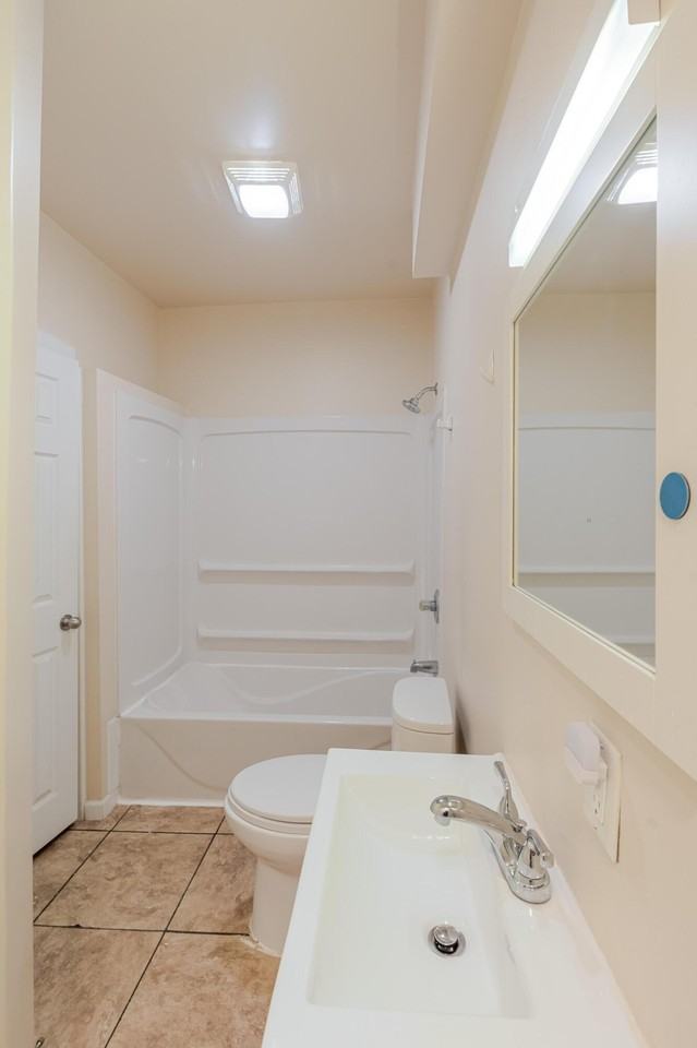 555 S Locust St #2 - Photo 7 of 8
