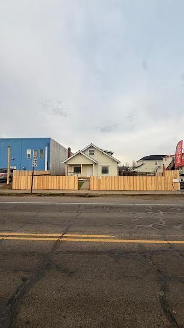 149 S Front St - Photo 5 of 36