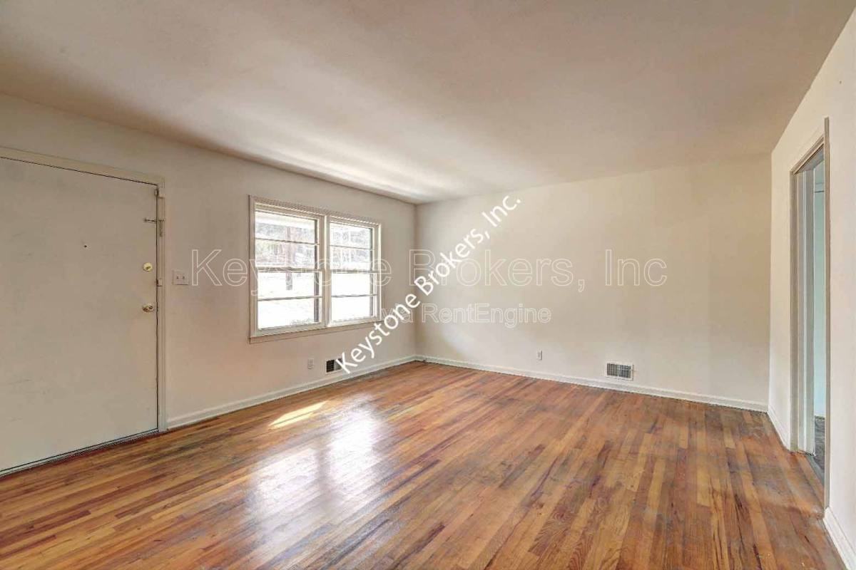 4355 Pharr Ave - Photo 3 of 9