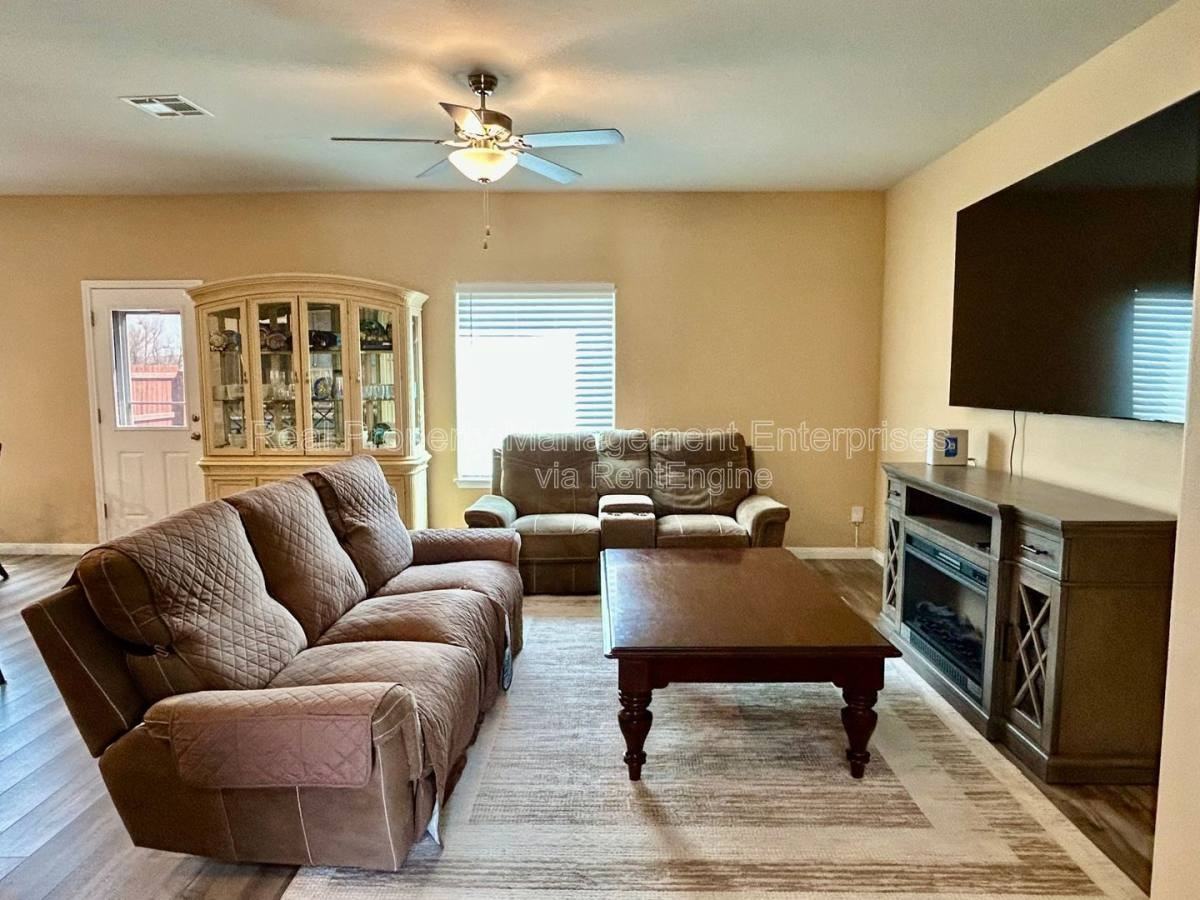 1613 Crimson Lake Blvd - Photo 3 of 10