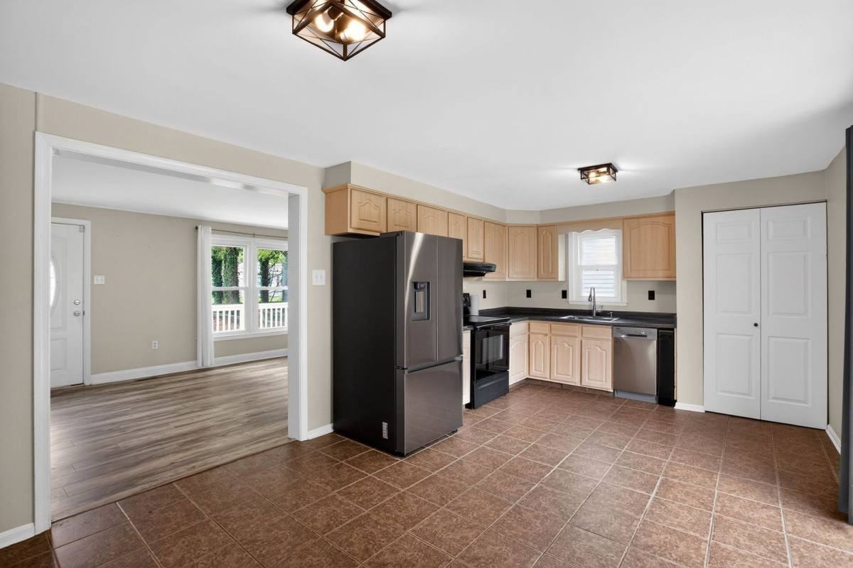 915 Crystal Rock Rd - Photo 3 of 10