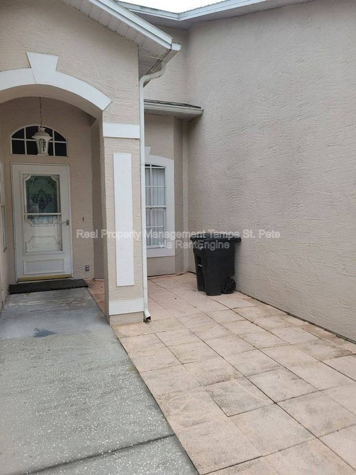 12514 Hollybrook Ln - Photo 2 of 10