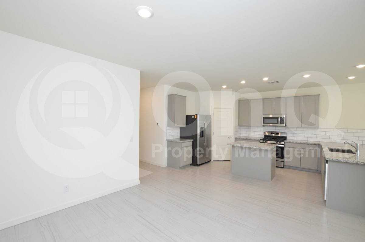 2567 N Kenna Pl - Photo 3 of 10