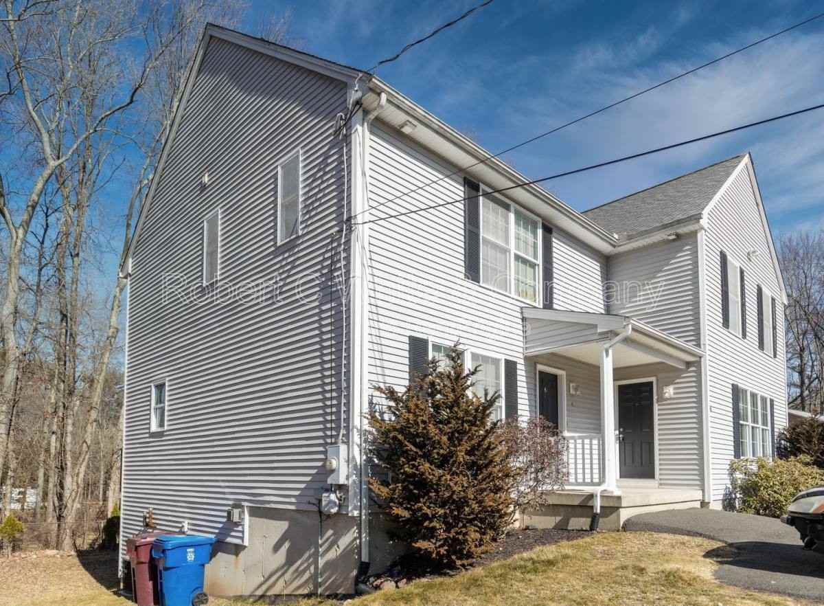 10 Winthrop Dr - Photo 2 of 10