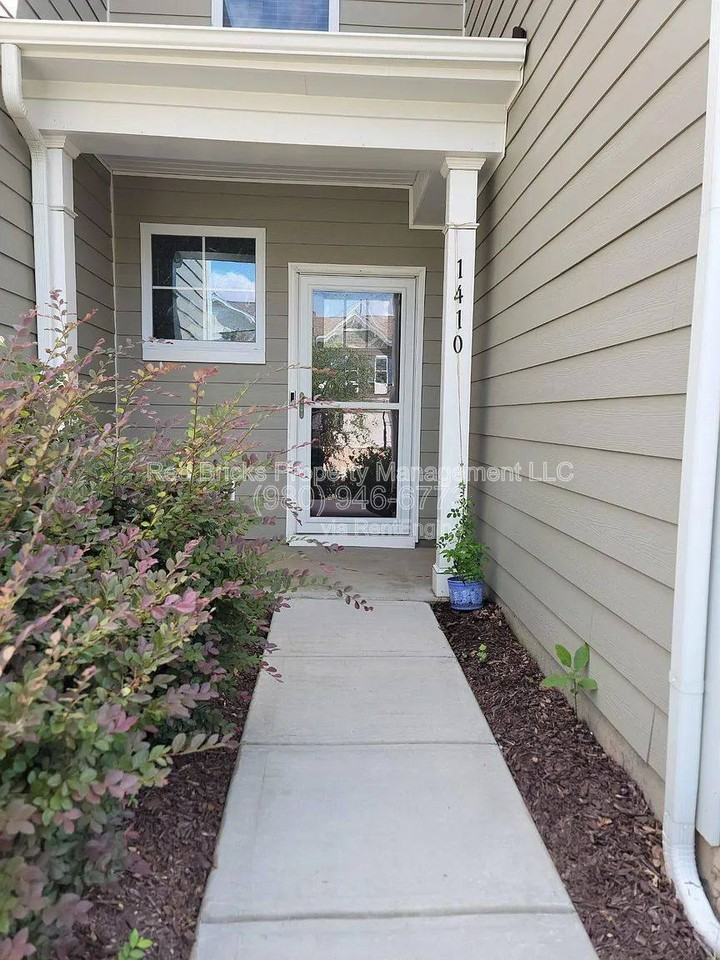 1410 Bramblewood Dr - Photo 2 of 10