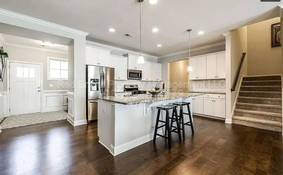 1410 Bramblewood Dr - Photo 3 of 10