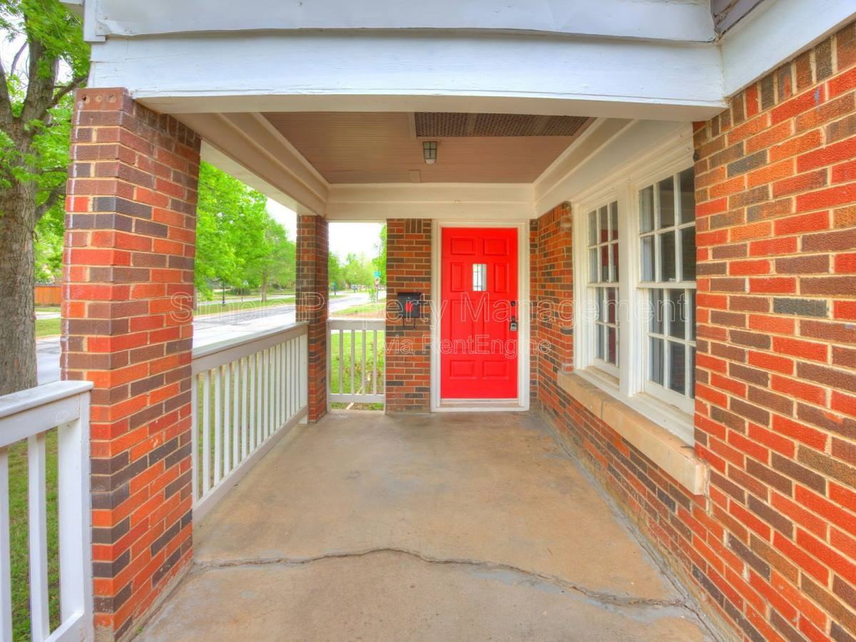 2112 N Drexel Blvd - Photo 2 of 10