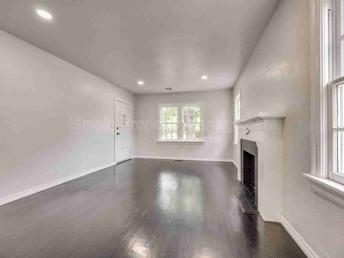 2112 N Drexel Blvd - Photo 3 of 10