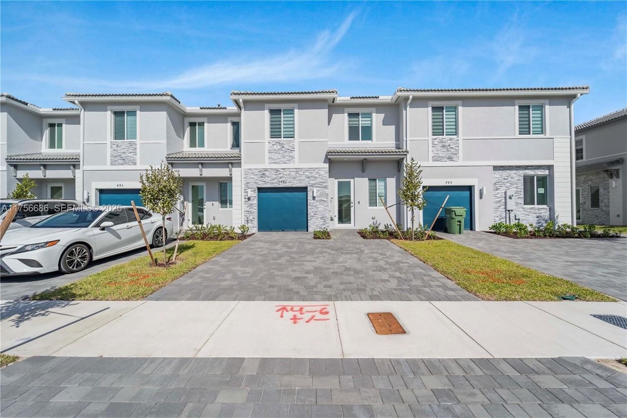 701 Southeast 13th Street Circle - Photo 4 of 24