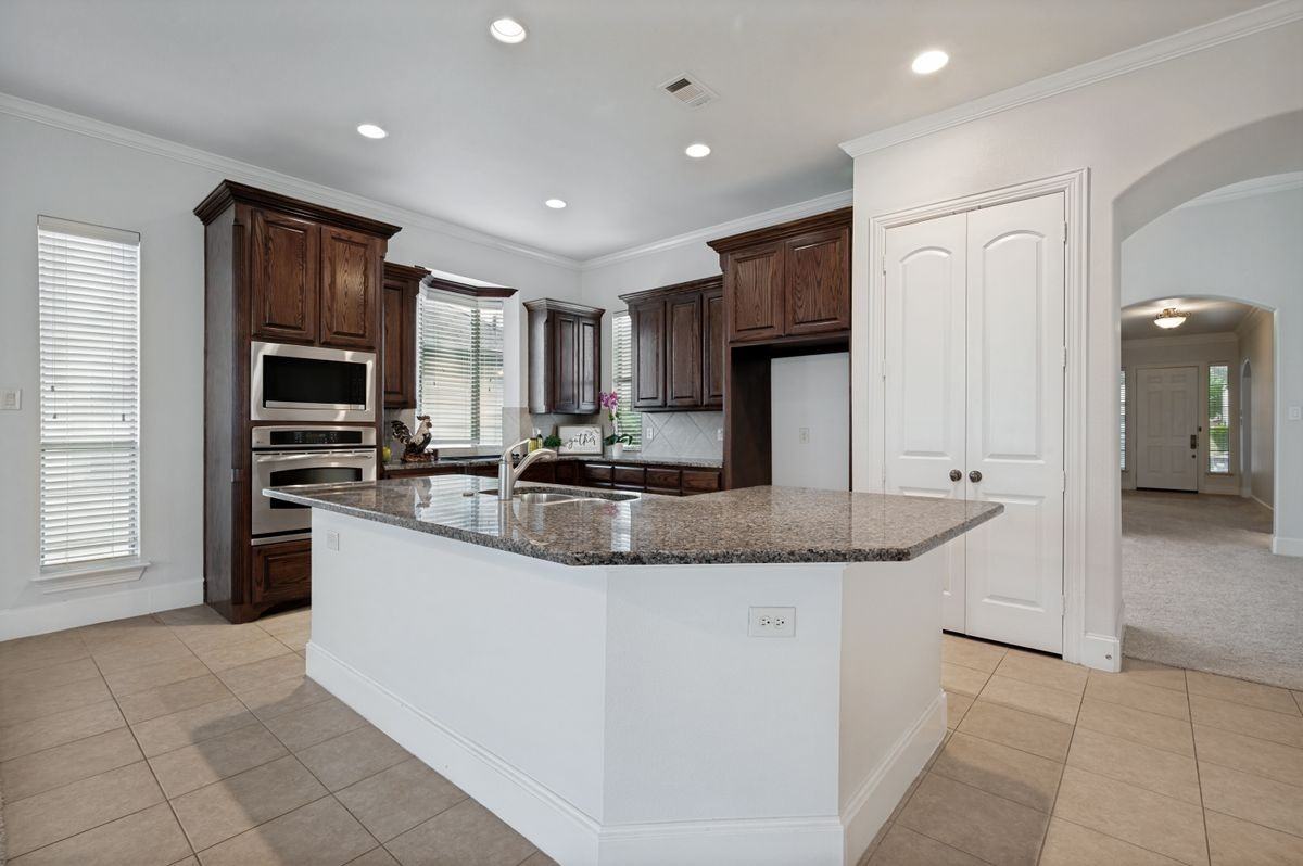 8009 Texian Trl - Photo 3 of 19