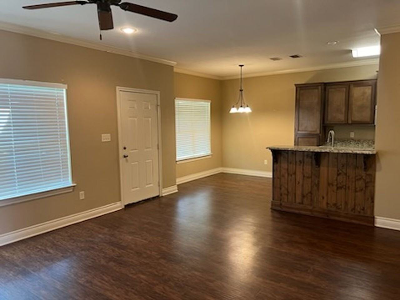 3928 Mobley Cir - Photo 2 of 14