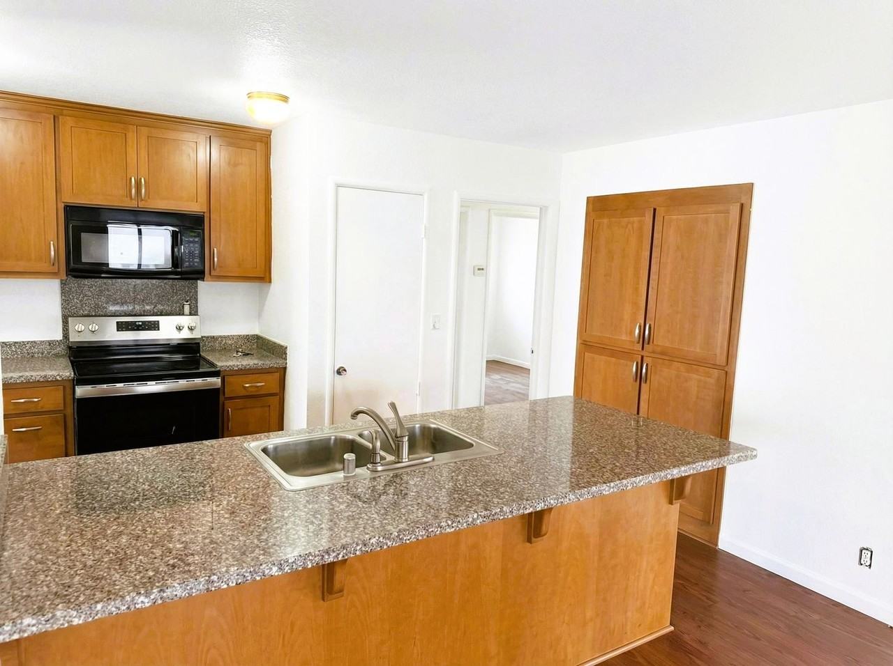 1037 Mockingbird Ln - Photo 7 of 17